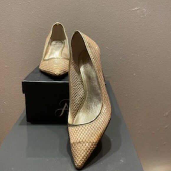 Adrianna Papell Lois Honeycomb Dress Pumps Gold Mesh 8.5M - Picture 1 of 11